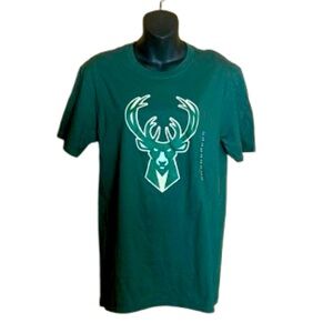 Mens NBA Fanatics Milwaukee Bucks logo shirt NWT size medium
